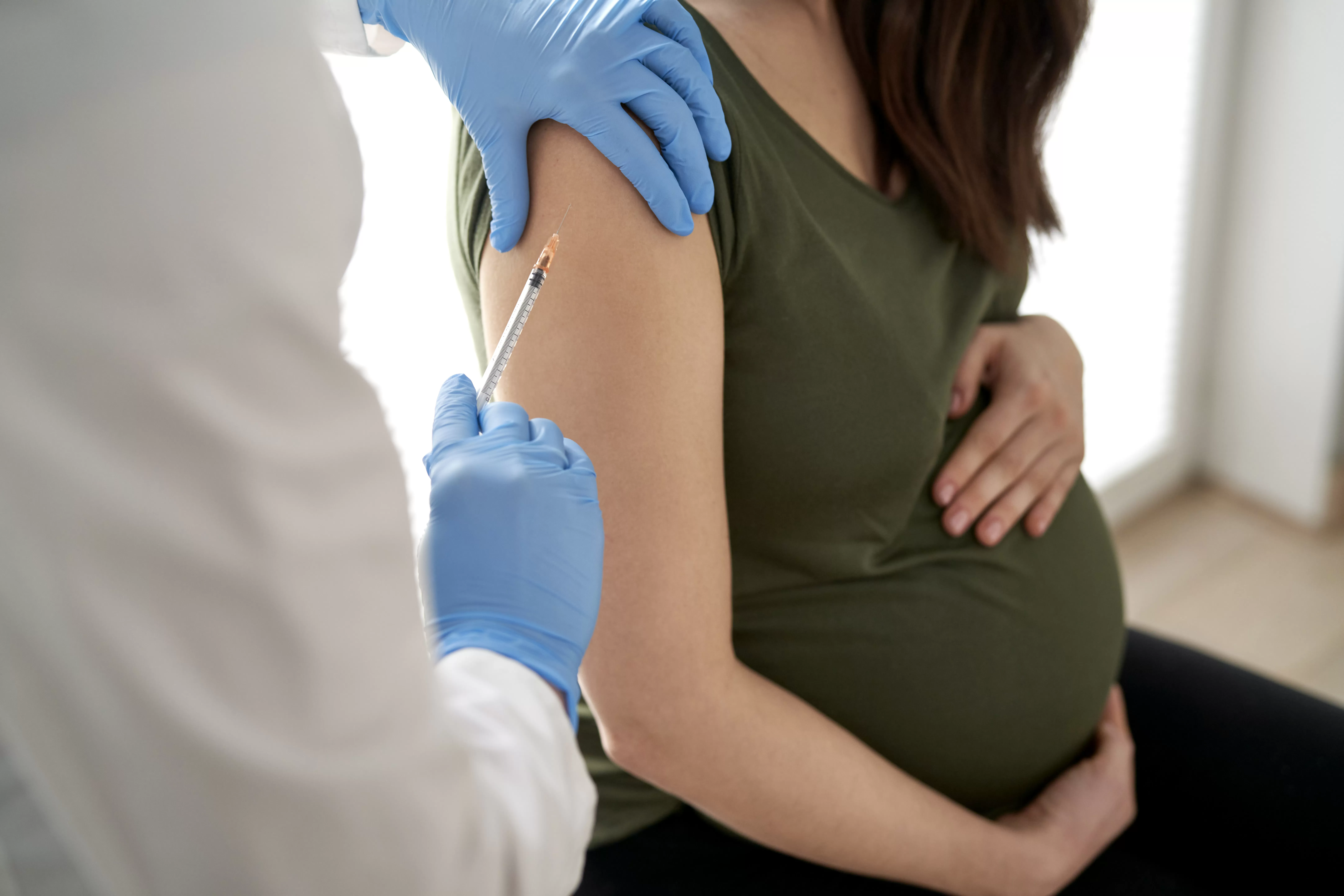 Vacina contra a covid-19 reduz hospitalização e parto prematuro em gestantes, mostra estudo