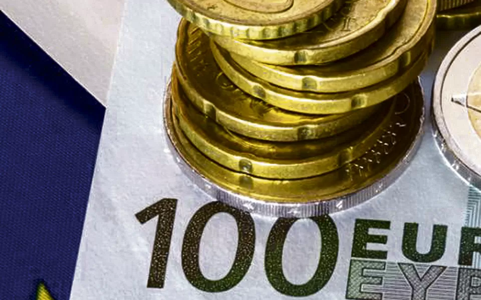 Euro cai face ao dólar após afastamento das expetativas de descida dos juros pela Fed