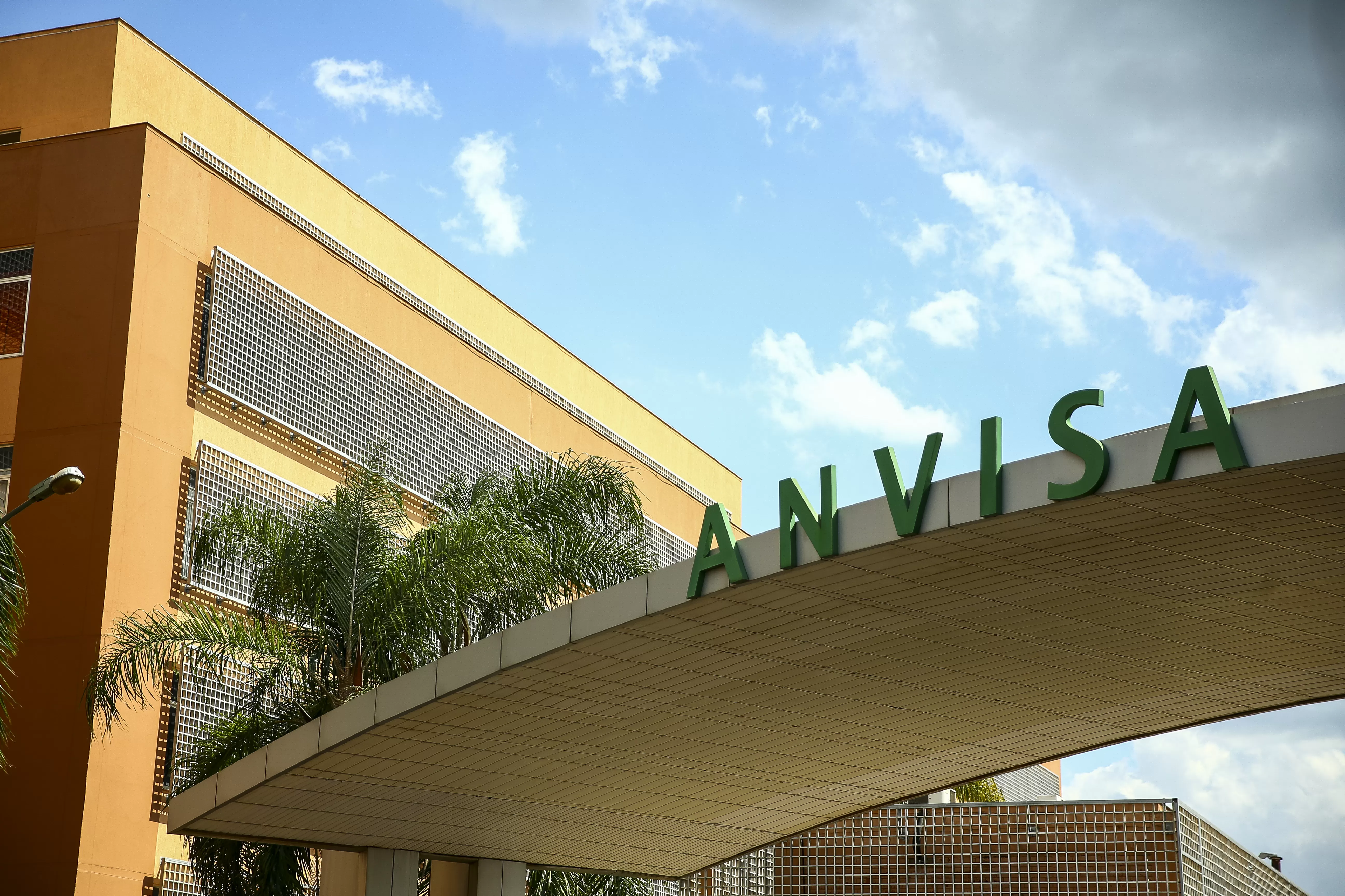 Produto para clareamento dental e suplementos ‘naturais’ são novos alvos de ações da Anvisa