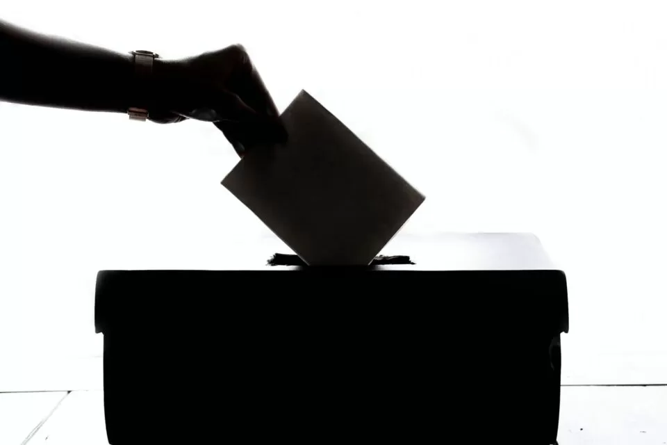 Eleições na Europa em 2026: moderados tentam defender posições face à extrema-direita