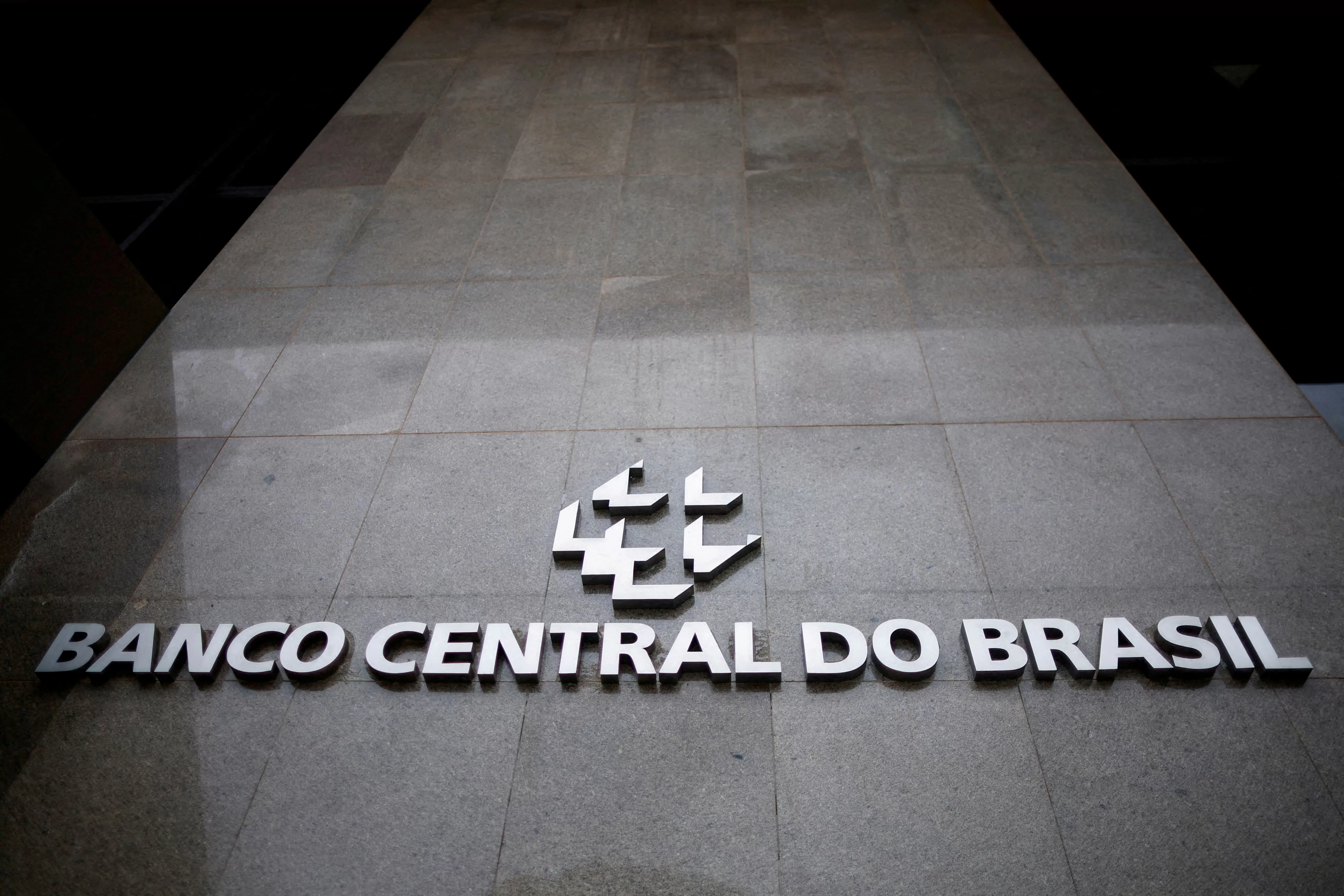 O que a leitura de gestores sobre início de cortes dos juros ensina aos investidores