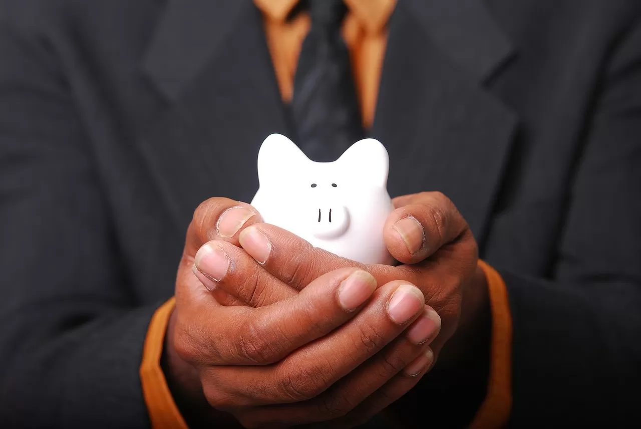 Guardar dinheiro para tudo, menos para investir: 66% de quem poupa não investe