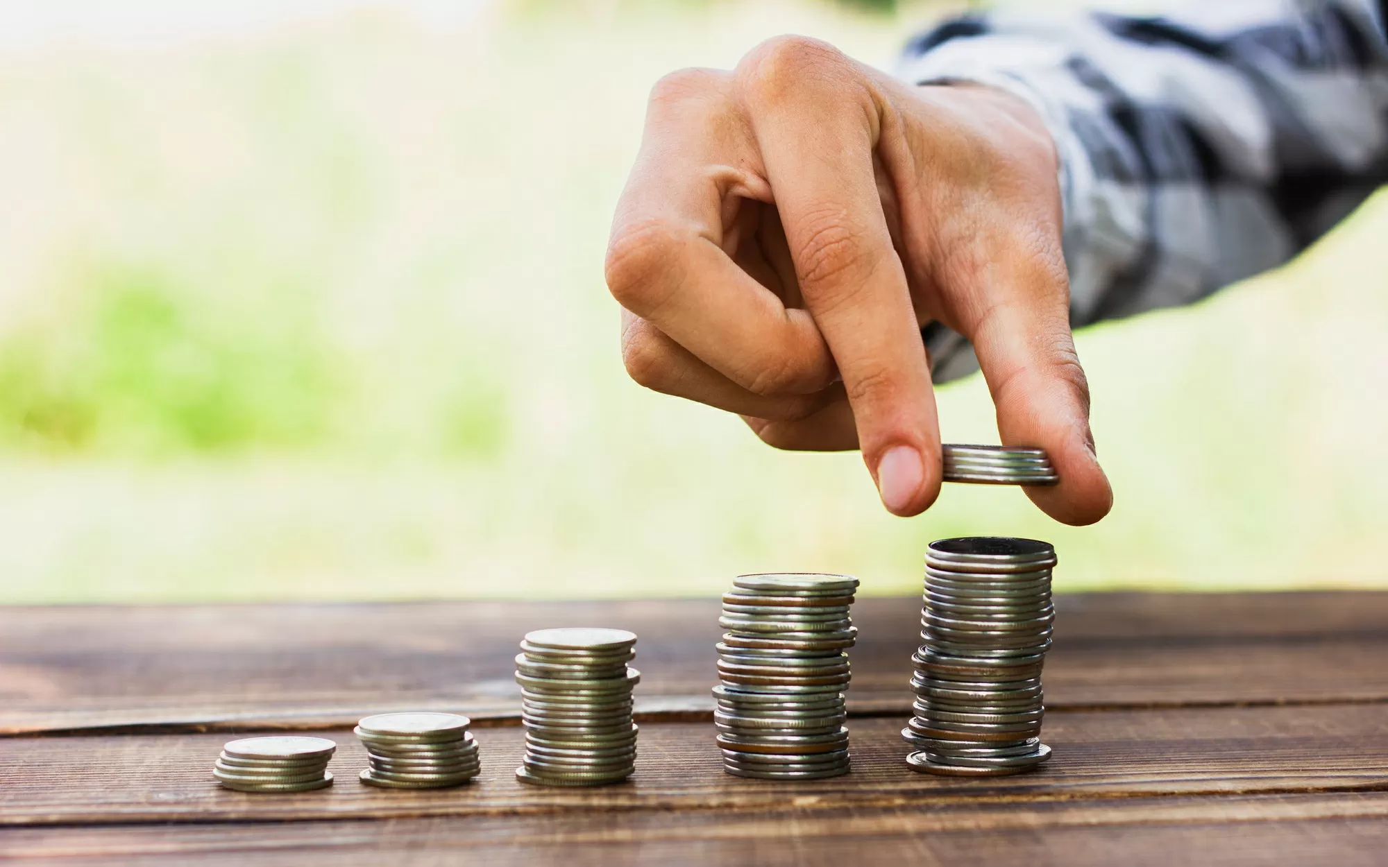 Três FIIs pagam dividendos nesta segunda com yields que passam de 1%
