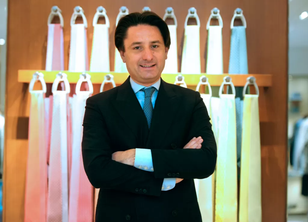 CEO da Hermès acusa Epstein de “predação financeira”