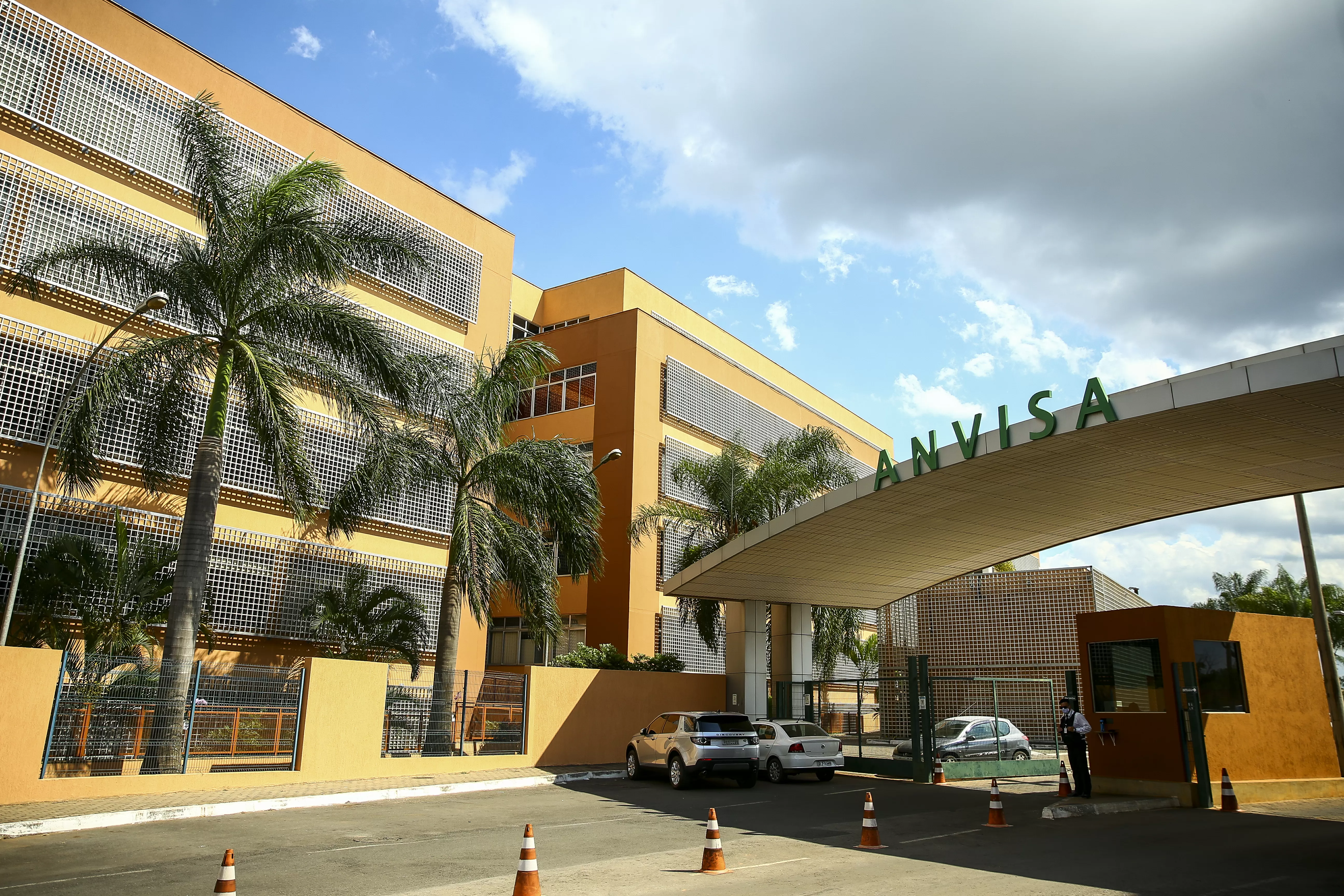Suplementos e bebidas energéticas irregulares são retirados do mercado pela Anvisa; veja marcas e lotes
