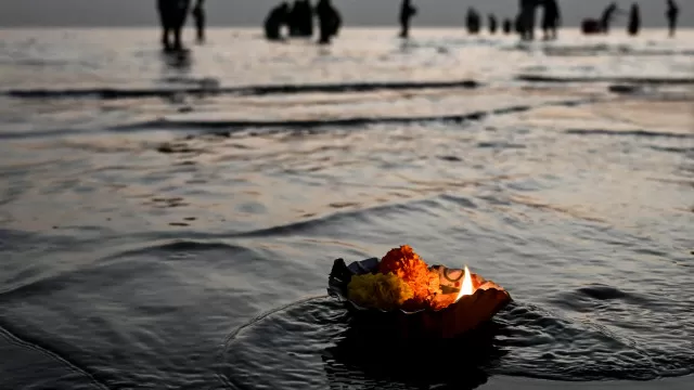Pais mergulham filho em rio para o curar de um câncer, criança faleceu