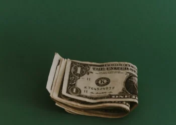 “Desmistificando as Finanças: Um Guia Prático para Investimentos”