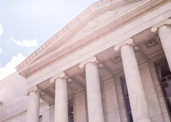 “Desmistificando a Política: Enxergando Além das Aparências”