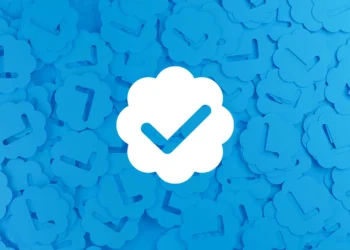 Rede social X acusada de violar lei da UE com contas verificadas