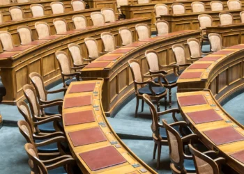 “Desmistificando a Política: Além dos Estereótipos”