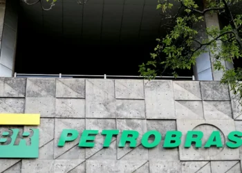 Petrobras: Goldman Sachs corta preço-alvo e projeção de dividendos; ações caem