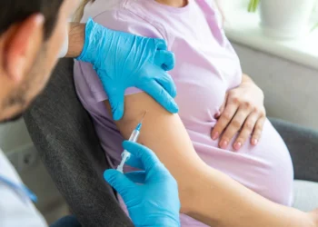 Clínicas recebem nova vacina contra vírus da bronquiolite para gestantes e idosos