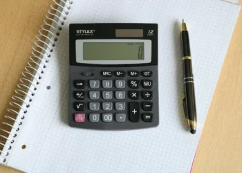 Com Selic em alta, dívida das empresas do Ibovespa preocupa? Saiba como avaliar