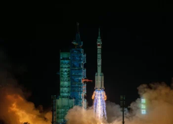 China lança nova tripulação rumo à sua estação espacial