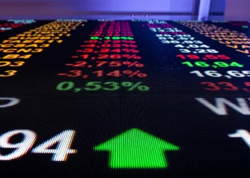 10 ações dobraram de valor no último ano, mas só 2 ainda valem investir; saiba quais