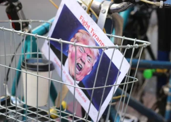 “A influência da política na sociedade”