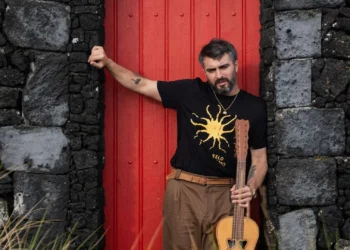 Romeu Bairos lança disco que celebra sotaque e histórias de São Miguel