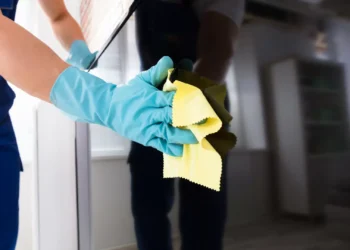 As áreas da sua televisão que não se pode esquecer de limpar