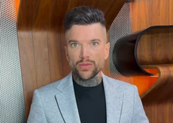 O artista que criou técnica para camuflar cicatrizes de câncer de mama