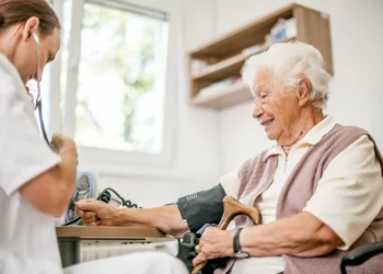 Saiba o que é o delirium, emergência psiquiátrica comum entre idosos