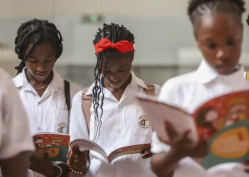 Dino d’Santiago apadrinha 1.º manual de literacia financeira em crioulo