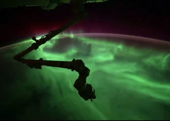Astronauta mostra-lhe uma aurora como nunca viu. Eis o vídeo