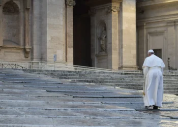 O papa é pop – e deixa um legado de superação, cuidado e humildade