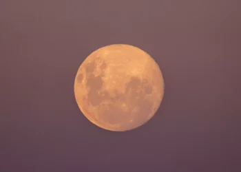 Este domingo há uma ‘Lua Cor-de-Rosa’. Eis o que significa