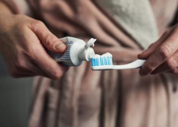 Anvisa volta a permitir venda de creme dental da Colgate