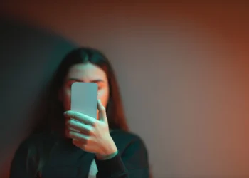 Qual a relação entre as redes sociais e a saúde mental dos adolescentes?