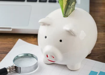 Mais de 59 milhões investem e 32 milhões economizam sem investir, diz Anbima