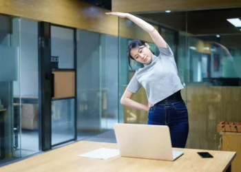 Aprenda alongamentos simples que fazem a diferença para quem vive no celular