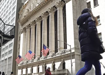 Wall Street encerrou sessão em terreno negativo com ameaças de taxas de Trump sobre UE