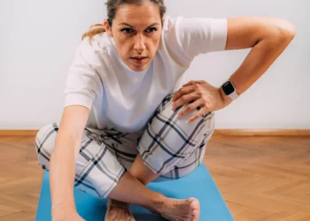 Sentar e levantar: o teste simples que prevê se você poderá ter uma vida longa pela frente