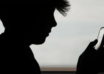 Tecnologia pode banir menores de 16 das redes sociais, conclui ensaio