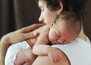 Como a paternidade molda o cérebro do homem e transforma o cuidado
