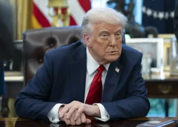 Trump redobra ataques aos ‘media’ públicos e despede 600 funcionários Voice of America