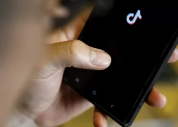 Vistos como ídolos, ‘influencers’ levam narrativas extremistas aos jovens