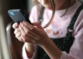 Celular antes dos 13 impacta saúde mental e pode afetar 1 em cada 3 jovens da próxima geração, diz estudo