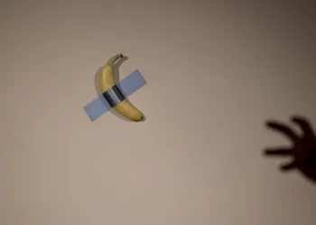 Serralves inaugura exposição de Cattalan, autor da banana ‘Comedian’