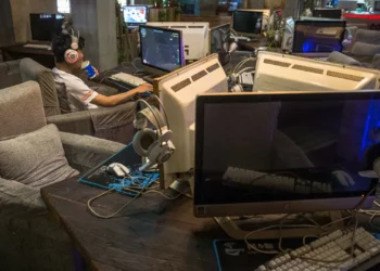 Seis em cada 10 jovens passam em média 4 ou mais horas/dia na internet