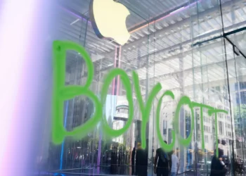 Ativistas climáticos pintam grafitis em loja da Apple de Nova Iorque