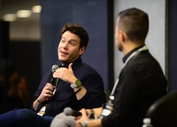 “Não confie na IA cegamente. Ela foi projetada para te agradar”, diz Renato Dolci