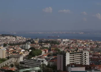 Atrasos nos licenciamentos e aumento da procura travam oferta de habitação na Grande Lisboa