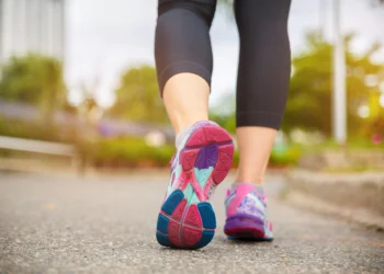 Caminhar 7 mil passos por dia reduz o risco de câncer, aponta estudo