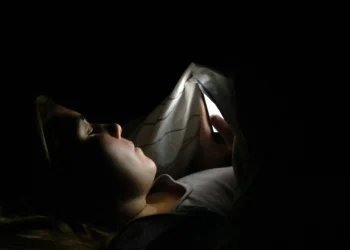 ‘A luz atrapalha o repouso, mas é só a cereja do bolo’, diz diretora do Instituto do Sono