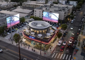 É um restaurante? É um posto de carregamento? ‘Tesla Diner’ abriu em LA