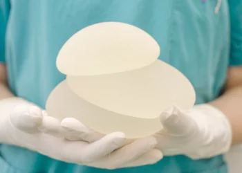 Anvisa proíbe venda de próteses mamárias e glúteas após irregularidades de “alto risco”