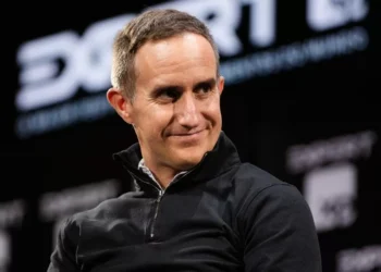 “Poupe como pessimista, invista como otimista”: as lições de Morgan Housel na Expert