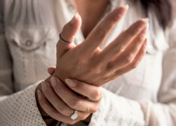 Há anos desafiando diagnósticos, fibromialgia é finalmente reconhecida como deficiência no Brasil